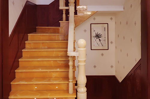 通道中式别墅室内汉白玉石楼梯的定制安装装饰效果